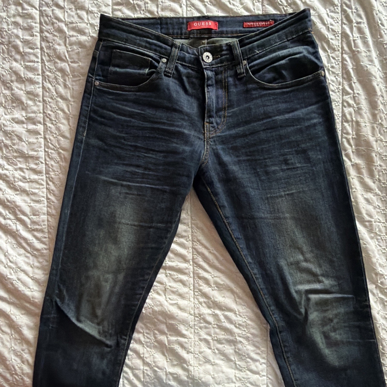 GUESS Men’s Blue Dark Wash tapered slim medium Rise Stretch 5-Pocket Logo Jeans