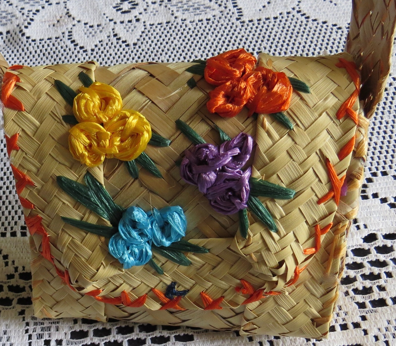 Handwoven Bahamas Straw Handbag Purse Rattan Floral Accents 5 – 1/4″ x 11 – 1/2″