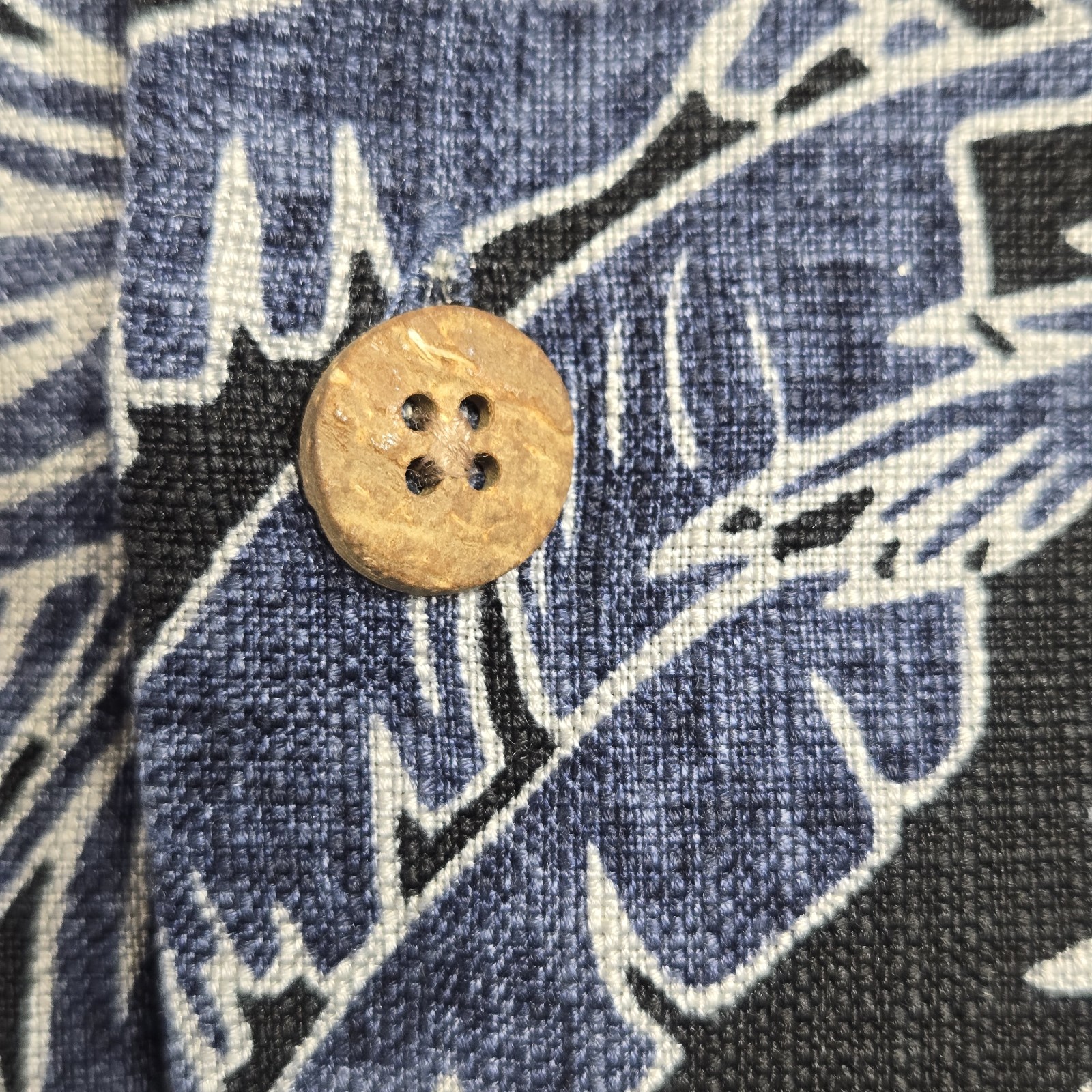 Tommy Bahama Hawaiian Camp Shirt Men’s L Floral Silk SS Button Coconut Buttons