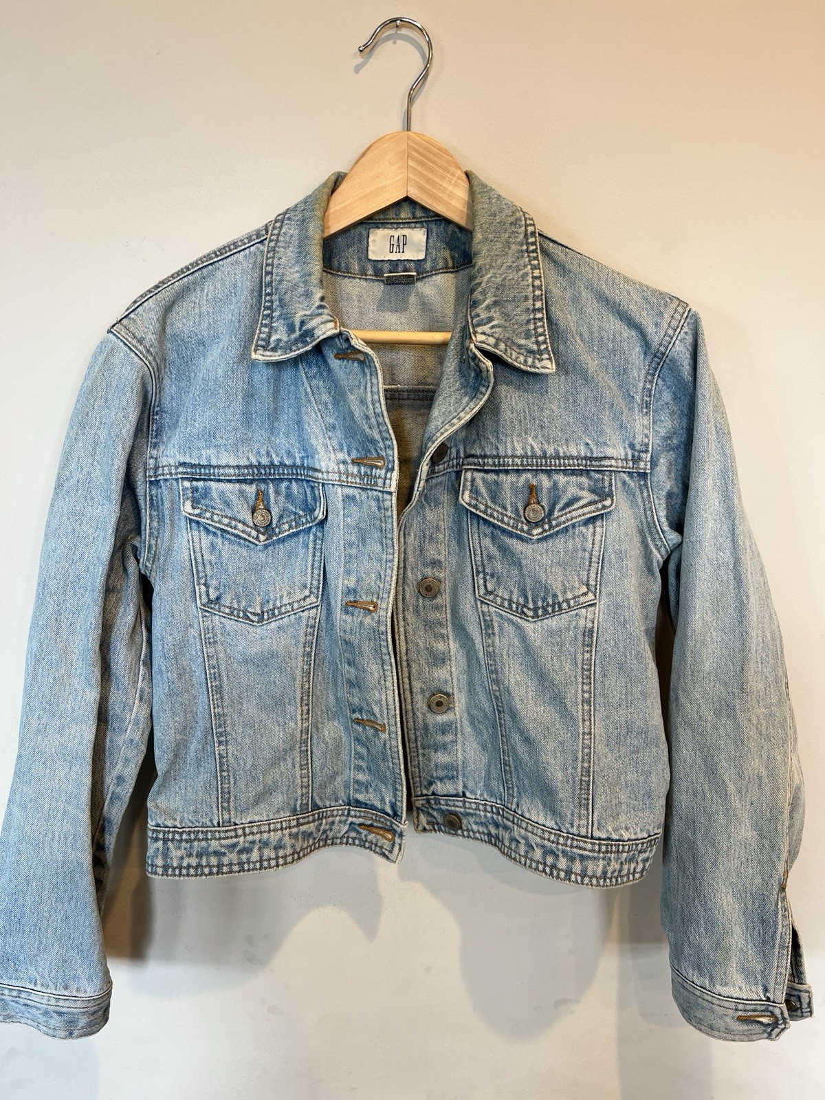 Classic Gap Light Wash Denim Jacket 100% Cotton Size Large. ￼