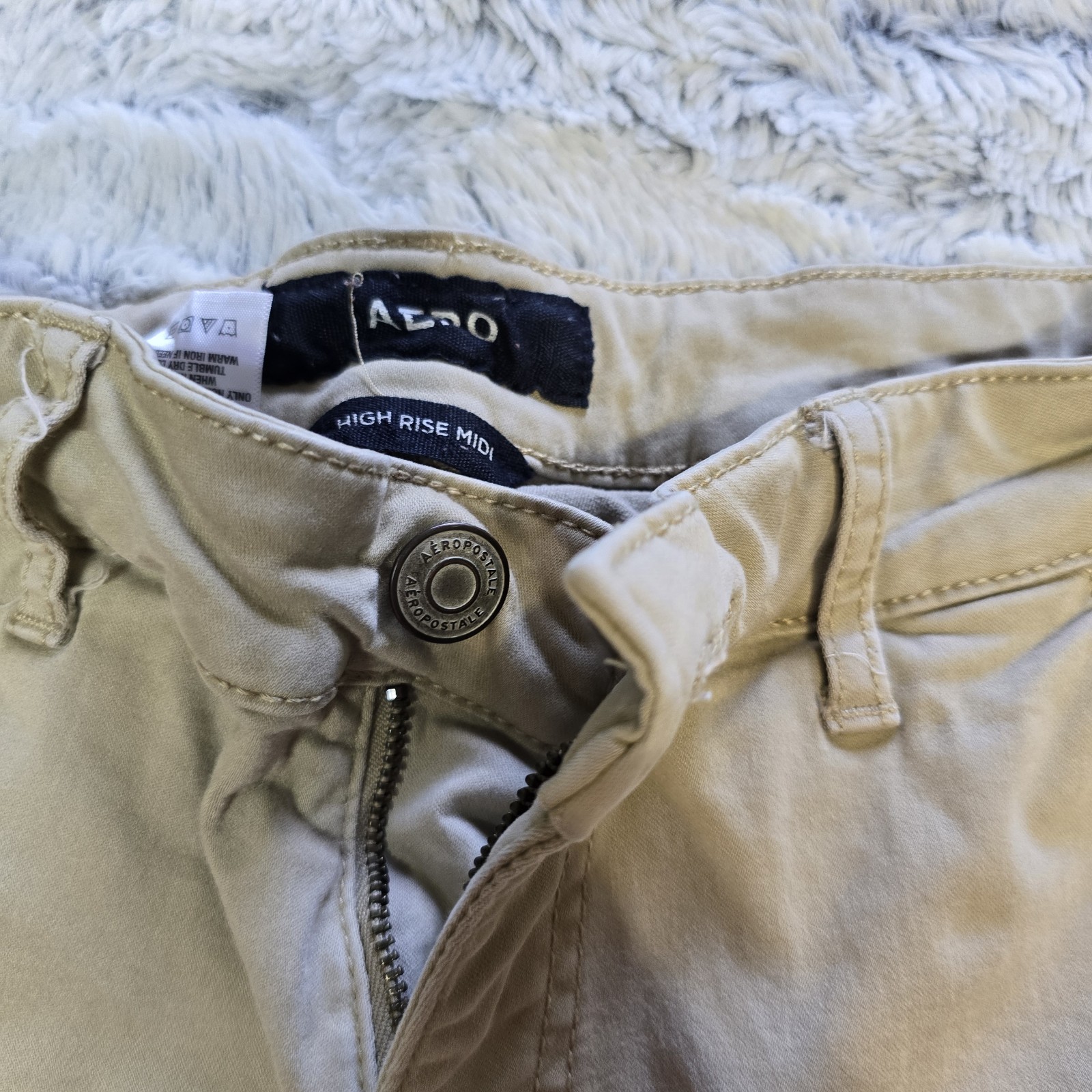 AERO High Rise Midi Women’s Beige Stretch Chino Cuffed Shorts Size 4
