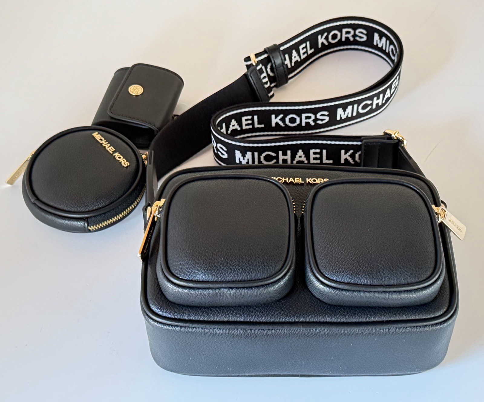 Michael Kors Jet Set Item Medium Pocket Crossbody Bag Tech Attached Black