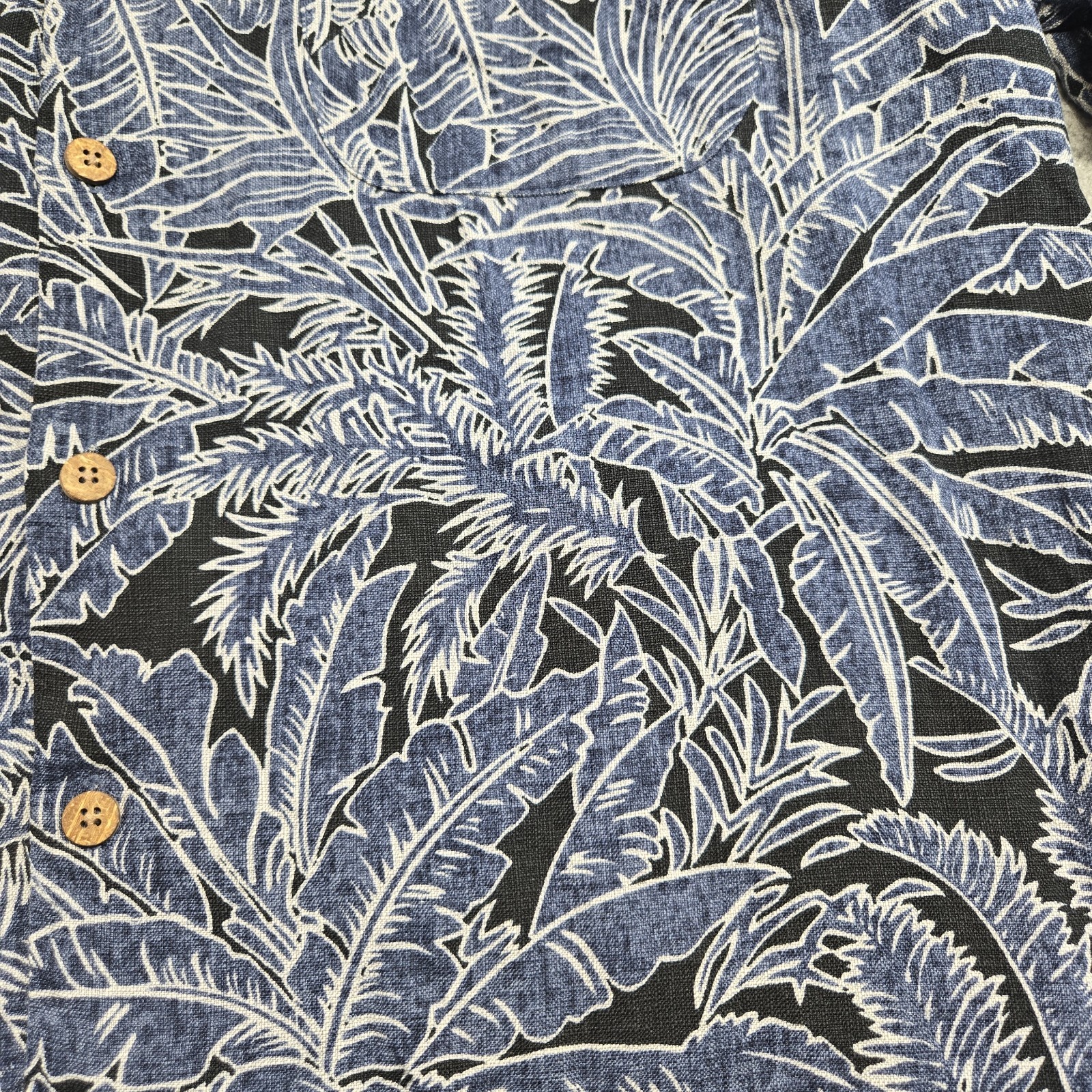 Tommy Bahama Hawaiian Camp Shirt Men’s L Floral Silk SS Button Coconut Buttons