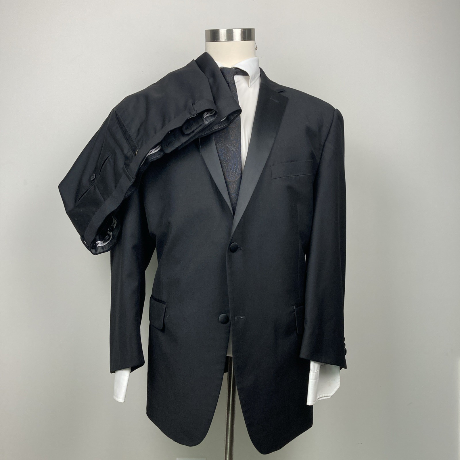 Lineage Men’s 2 Piece Tuxedo Suit 50R Jacket W45 Pants Black Polyester