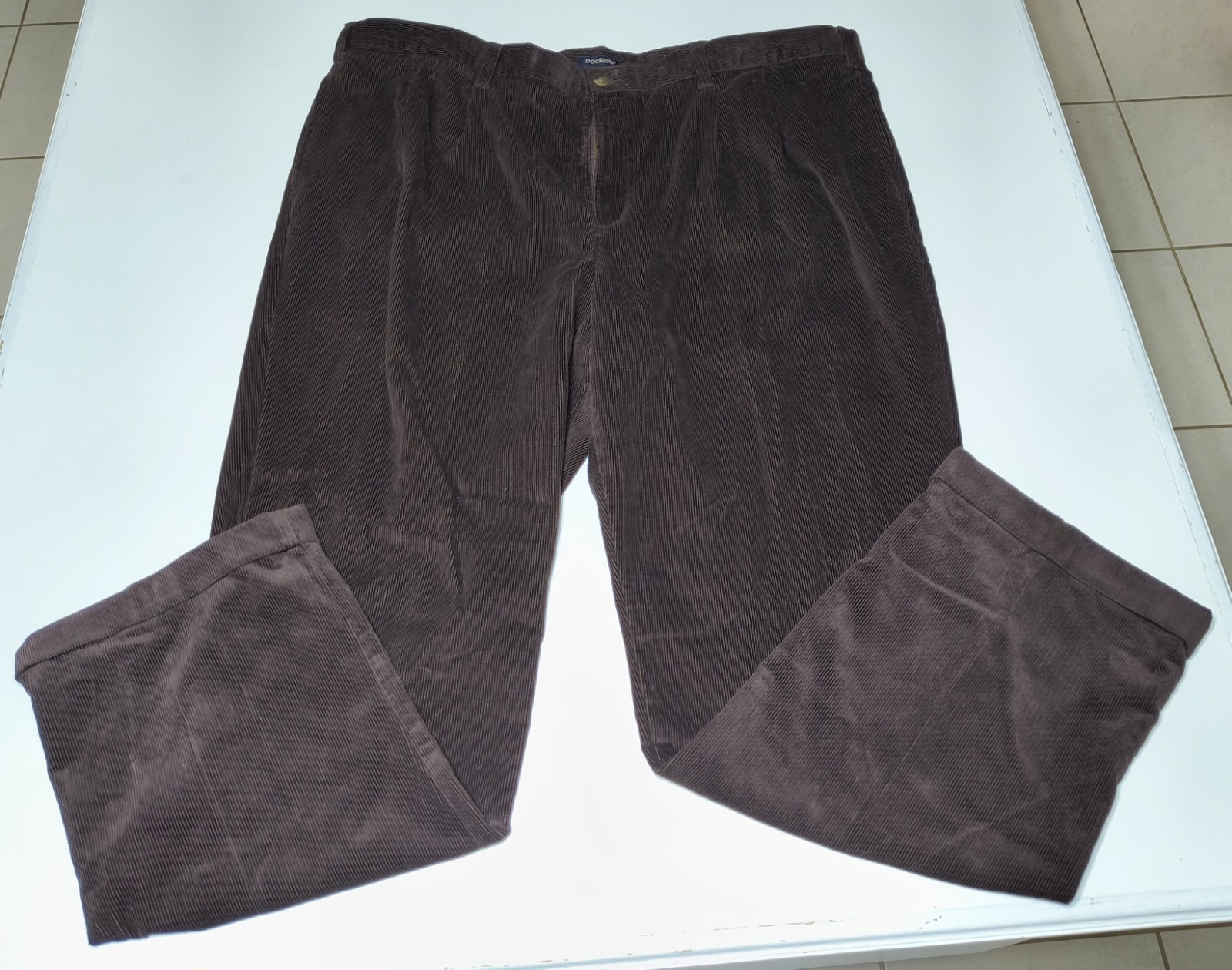 NWT Dockers Mens B&T Classic Fit Pleated Signature Khaki Pants 46×32 Brown.