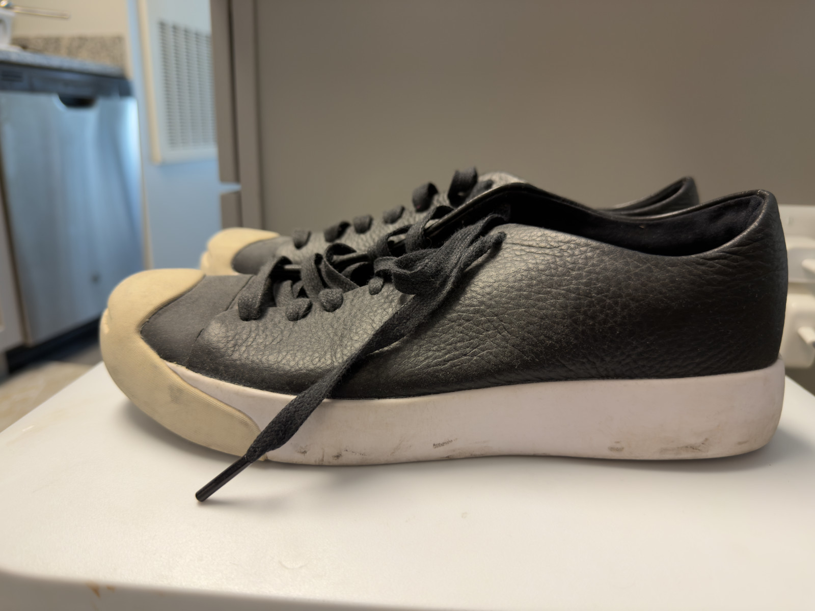 Mens 8.5 Converse leather low top black no logo white toe