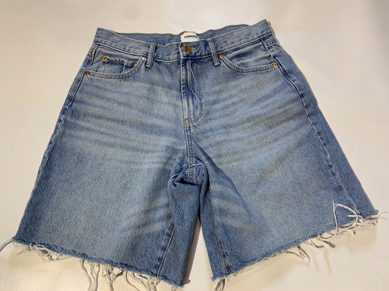 Sonoma Womens Mid Rise Relaxed Denim Shorts Size 8 Blue Frayed Raw Hem Casual