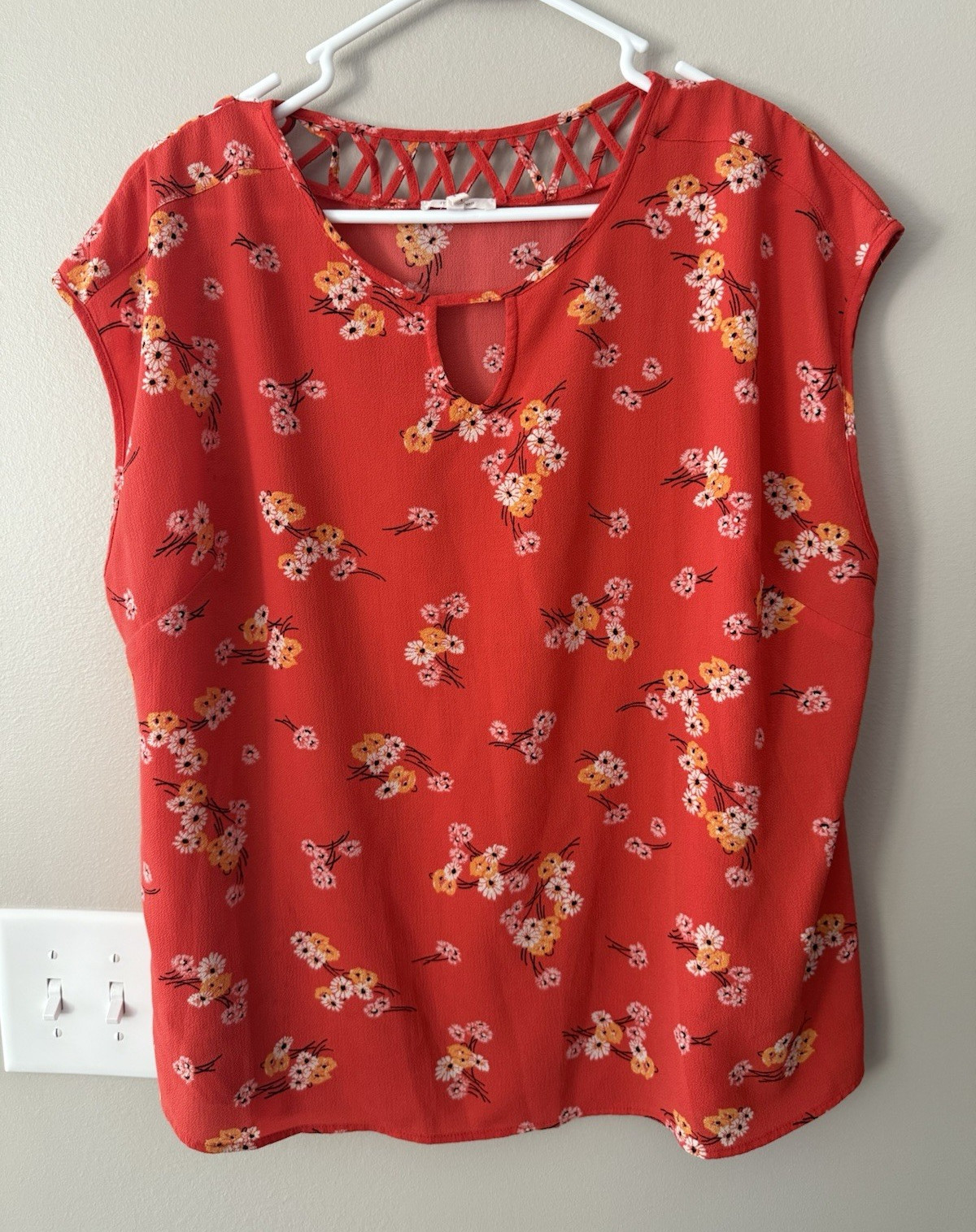 Maurices Womens Size 1 Coral Floral V-Neck Lattice Back Cap Sleeve Blouse