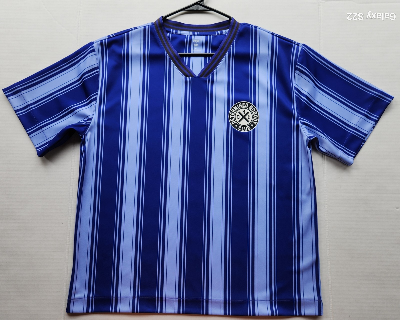 Mode of One Men’s Apparel Shades of Blue Striped T-Shirt – Size: Medium