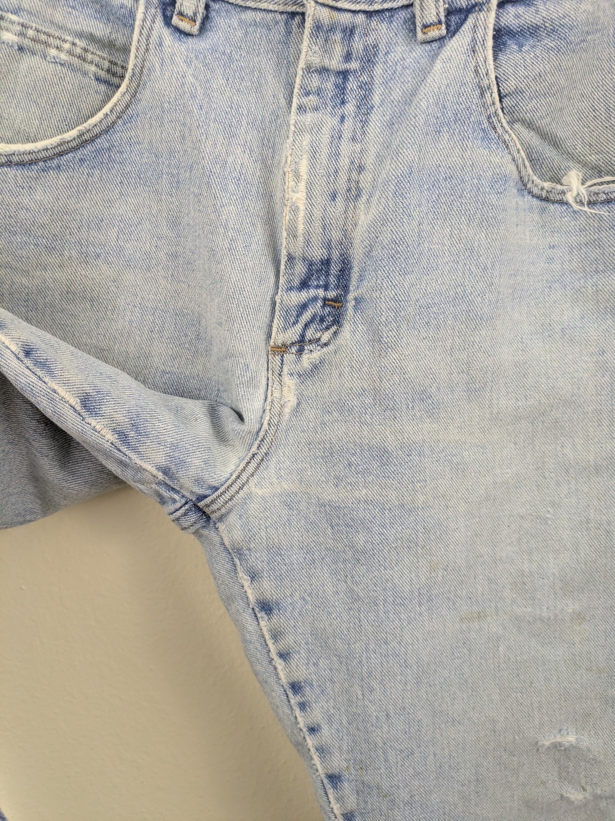 Wrangler 33×30 Vintage Distressed Light Wash