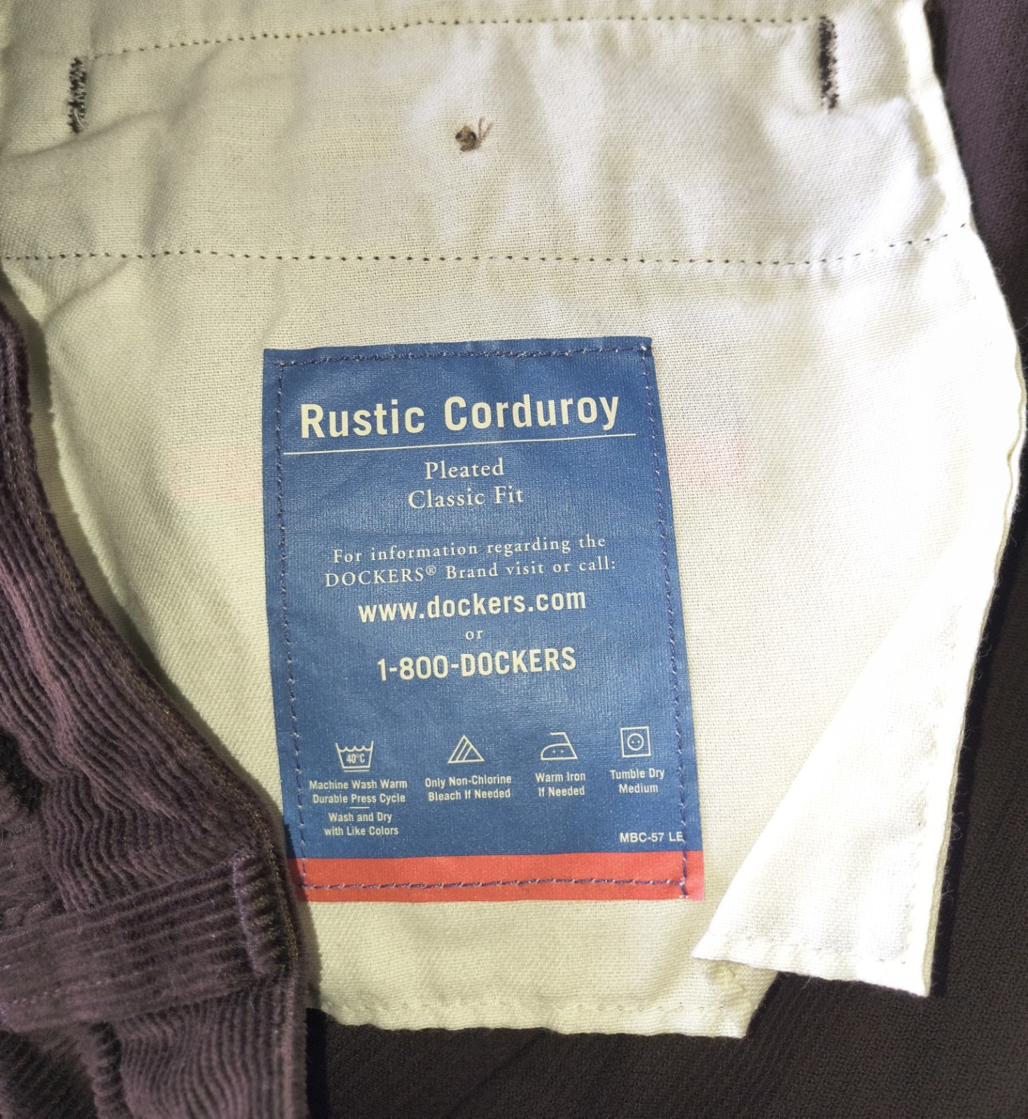 NWT Dockers Mens B&T Classic Fit Pleated Signature Khaki Pants 46×32 Brown.