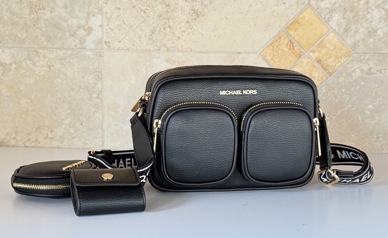 Michael Kors Jet Set Item Medium Pocket Crossbody Bag Tech Attached Black