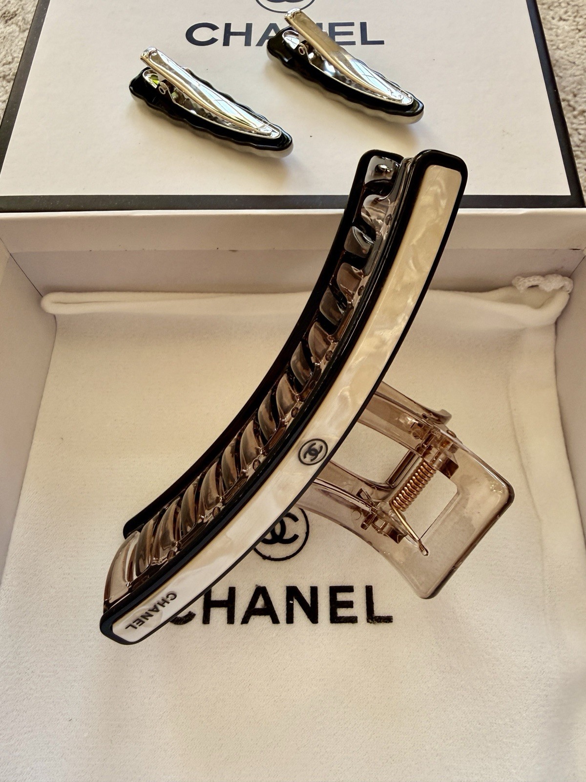 White /Black Hair Clips Set – GWP VIP Gift ChanelBeauté