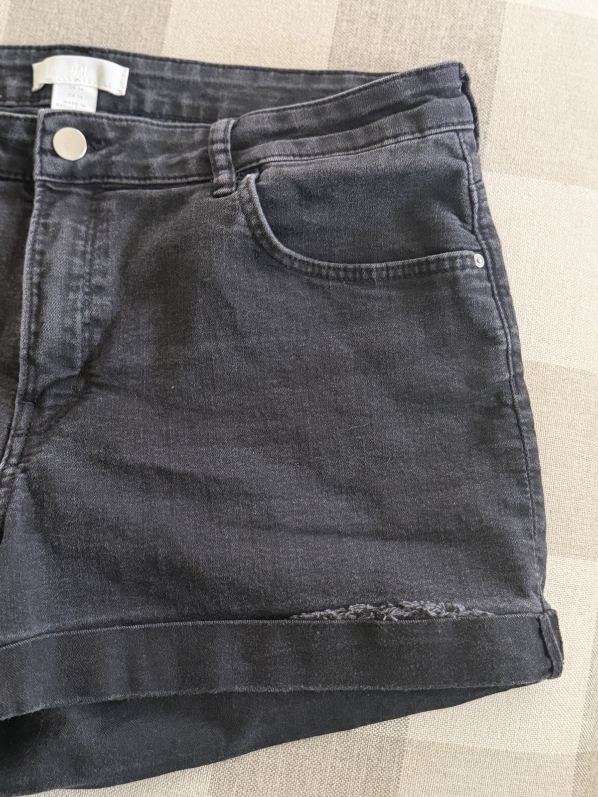 H&M Women’s Washed Black Denim Shorts Size 14 High Waisted 5-Pocket Cuffed Hem