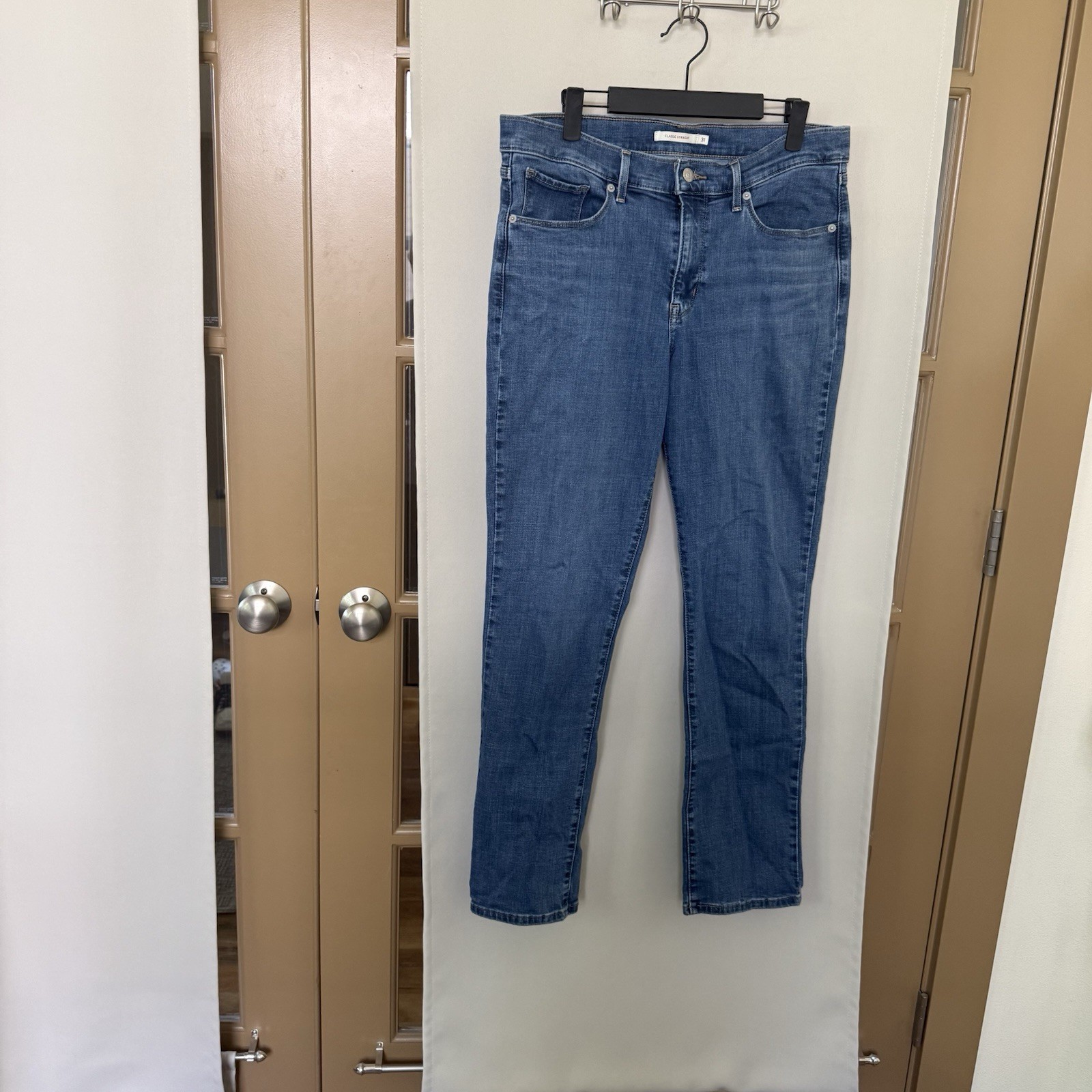 Levi’s Women’s 31 Blue Medium Wash Mid Rise Classic Straight Leg Denim Jeans